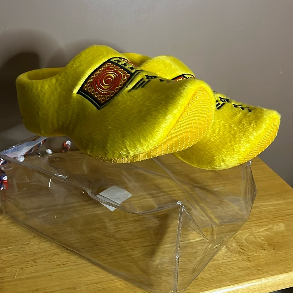 😀soft plush NWT Wooden shoes slippers new 10/11